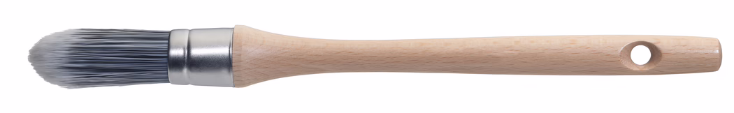 Pajarito_Dummy_xx_Water Maxx P-Line_2024-07 Pinceau rond avec manche en bois clair, virole métallique argentée et poils synthétiques gris sur fond blanc ; le manche comporte un trou pour suspension.