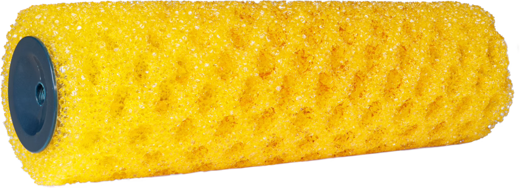 Gros plan d'une housse de rouleau à peinture texturée de couleur jaune vif, en mousse à cellules ouvertes semblable à une éponge, avec une surface poreuse et de légers résidus de peinture, comprenant un embout en plastique bleu foncé ; utilisée pour appliquer la peinture de manière uniforme sur les murs et les surfaces.