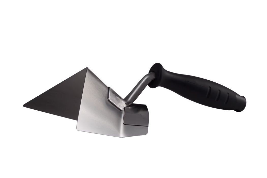 Gros plan d'une truelle d'angle en acier inoxydable avec un manche ergonomique en plastique noir. La lame métallique triangulaire inclinée forme un angle droit net, utilisé pour appliquer et façonner le mortier ou l'enduit dans les travaux de maçonnerie et de finition. Une tige courte et courbée relie la lame au manche antidérapant et confortable, l'outil étant présenté sur un fond blanc uni.