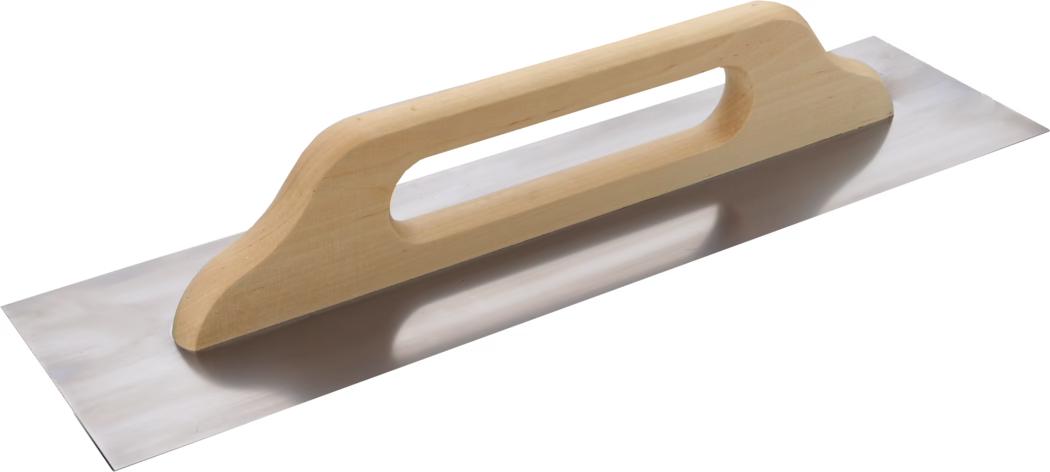 Une taloche en acier inoxydable avec une longue lame métallique rectangulaire polie et une poignée en bois clair munie d'une ouverture ovale allongée, photographiée sur fond blanc.