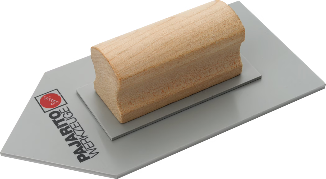 Truelle de finition manuelle avec une base métallique rectangulaire plate de couleur gris clair et une poignée en bois lisse et arrondie fixée sur le dessus. La poignée ergonomique en bois de hêtre présente un veinage visible et une surface légèrement courbée pour un bon confort de prise. La lame métallique est fine, avec un bord d'attaque chanfreiné et une finition grise; on distingue près d'un angle l'inscription noire 'PAJARITO WERKZEUGE' et un petit logo circulaire rouge. L'outil est isolé sur fond blanc et photographié en légère perspective.