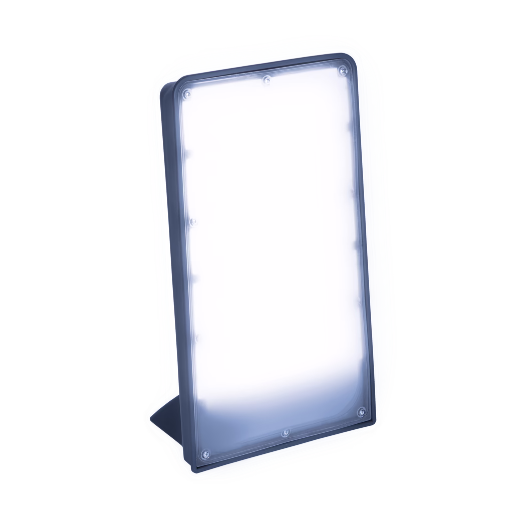 Pajarito_Dummy_Sunrise_177068_2024-07 Un panneau rectangulaire de luminothérapie à LED monté sur un petit pied incliné, diffusant une lumière blanche froide et uniforme à l'intérieur d'un cadre en plastique bleu foncé, photographié sur fond blanc.