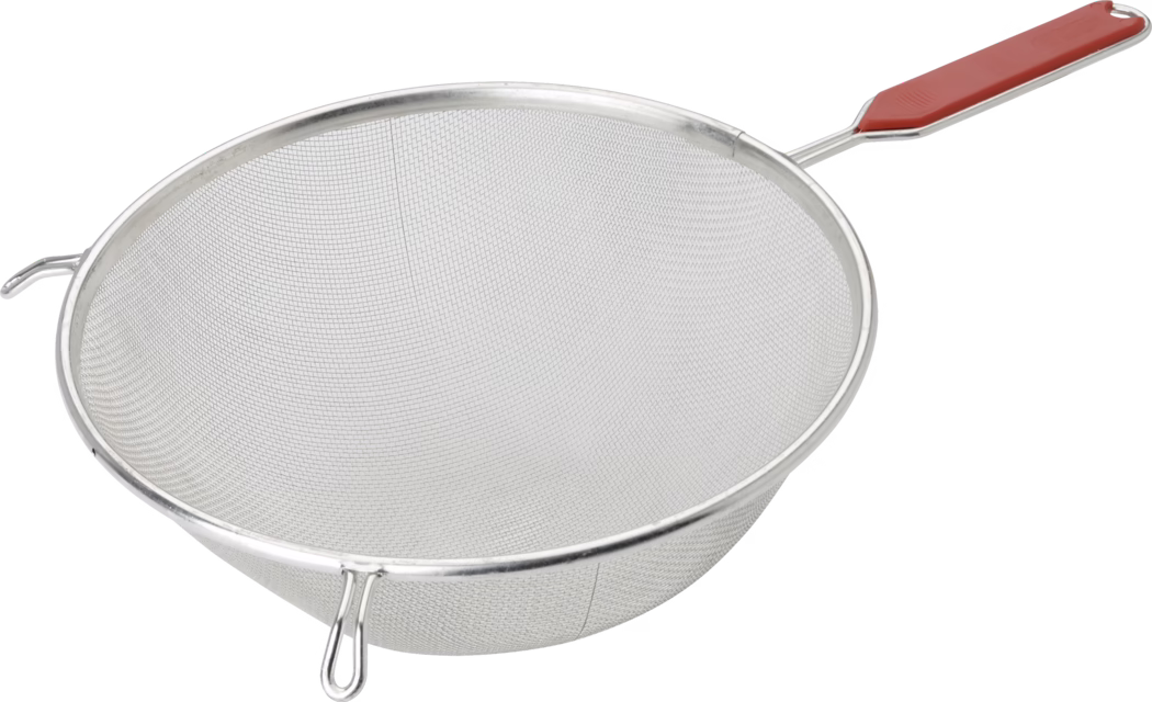 Passoire de cuisine ronde en acier inoxydable avec panier à maille fine, longue poignée métallique munie d'une prise en plastique rouge et deux petits crochets de soutien sur le rebord ; photographiée sur fond blanc. Cette passoire sert à tamiser et à égoutter des ingrédients fins comme la farine ou le sucre glace et à séparer de petits solides des liquides, avec une maille régulière et un cadre métallique poli.