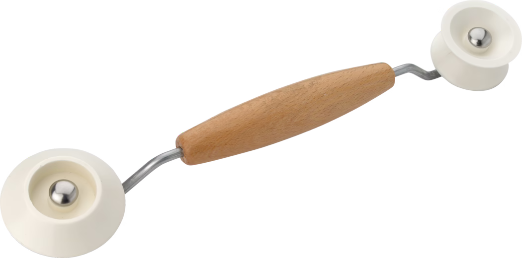 Un outil manuel avec une poignée en bois lisse reliée à deux rouleaux en plastique blanc en forme de coupe montés sur de courtes tiges métalliques ; chaque rouleau comporte une bille métallique centrale. L'outil est présenté sur fond blanc et sert à presser ou lisser des coutures et des bords.