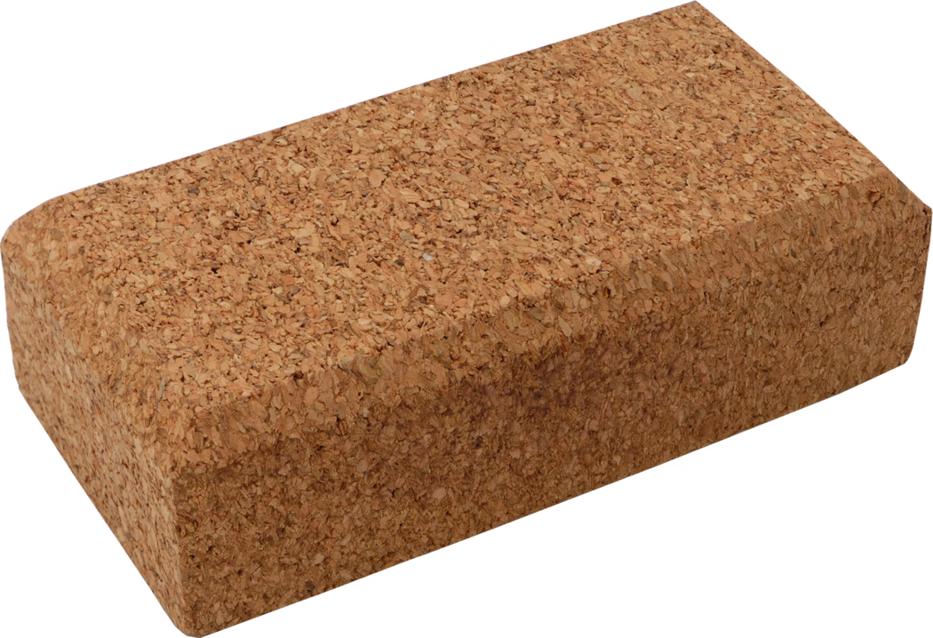 Un bloc rectangulaire en liège naturel aux coins arrondis et à la surface granuleuse, présenté sur fond blanc.